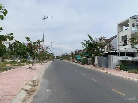 Tôi cần bán lô đất mặt tiền nguyễn du giá chỉ 2,9 tỷ ( rẻ nhất con dường này)