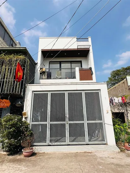 Nhà 2 tầng xây kiên cố sát phạm văn đồng đường oto rộng rãi quay đầu chủ nhà thiện chí bán nhanh