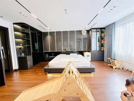 Gia đình cần bán gấp nhà mặt phố chương dương, mặt tiền 5.4 m, vỉa hè rộng, kd rất tốt, chỉ 13 tỷ