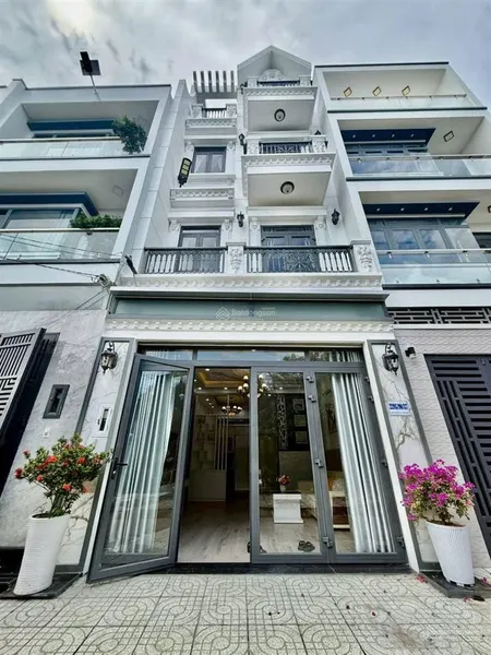 Chú ba cần bán nhà trương quyền, võ thị sáu, q3, gần công viên lê văn tám, giá 4tỷ6, dt 80m2