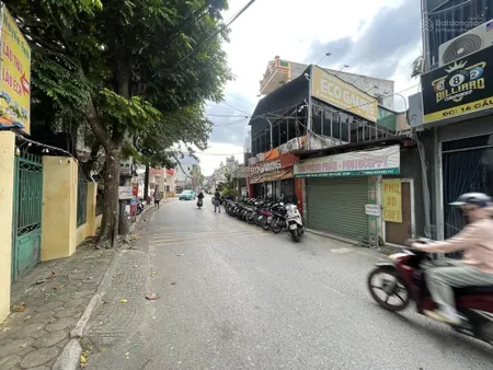 Cần bán nhà 40m tại đức thắng bắc từ liêm, mặt phố kinh doanh. đường 8m.