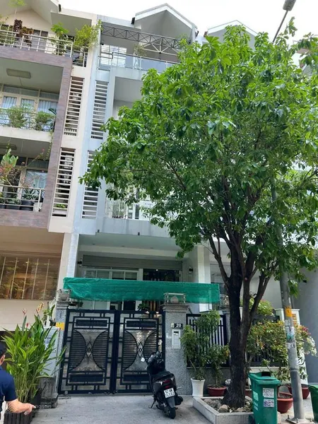 Tôi cần bán căn nhà phố khu himlam kênh tẻ, dt 5x20, hướng nam, giá 27.5 tỉ. 0762 318 ***