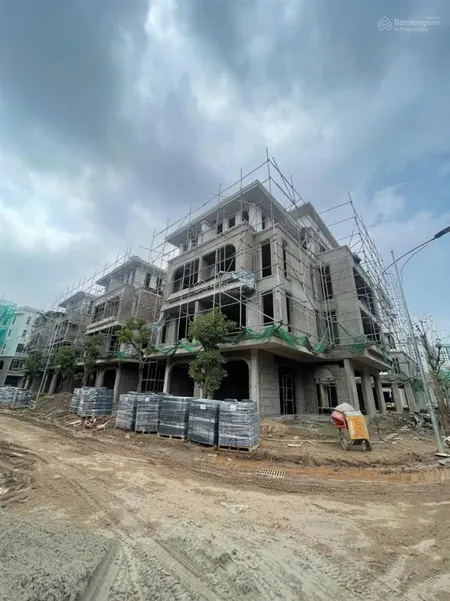 Bán căn bt sân vườn 2 mặt tiền dãy bt3, diện tích 160m2 hướng đông nam tại vaquarius văn giang