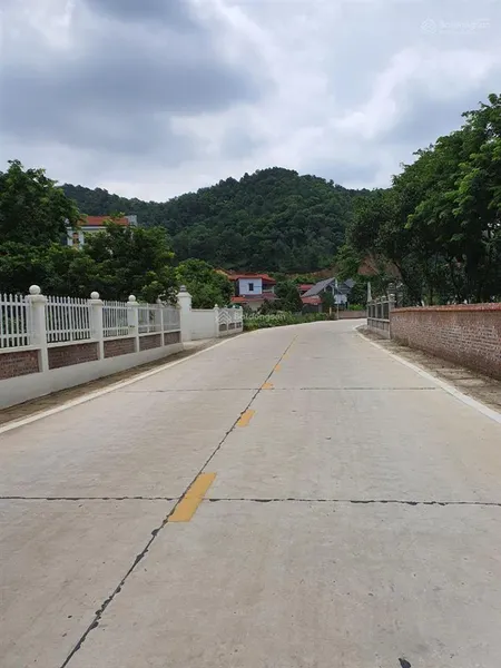 Bán đất 500m2 lưng tựa núi, mặt đường liên xã kinh doanh tốt