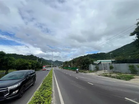Hàng hiếm bán lô góc 2 mặt tiền đường 2/4, ngang 20m p. bắc nha trang, cách biển chỉ 2km