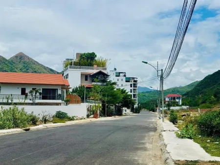 Bán đất xây biệt thự đường triệu quang phục, vĩnh hoà, nha trang. dt, 300m2 (ngang 15m) giá 54tr/m