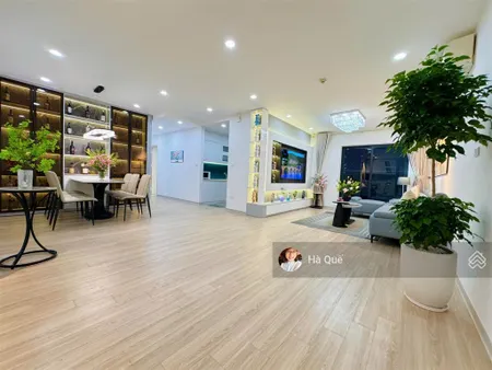 Giá cực tốt bán gấp căn hộ 3pn tòa w3 ban công đông nam giá nhỉnh 6xtr/m2 tại the wisteria