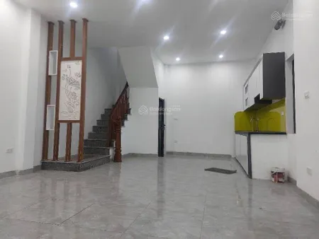 Vị trí nhà cách phố yên sở 60m, ô tô đỗ 10m, ngõ nông thoáng sạch sẽ, dân trí cao. gần trường mầm
