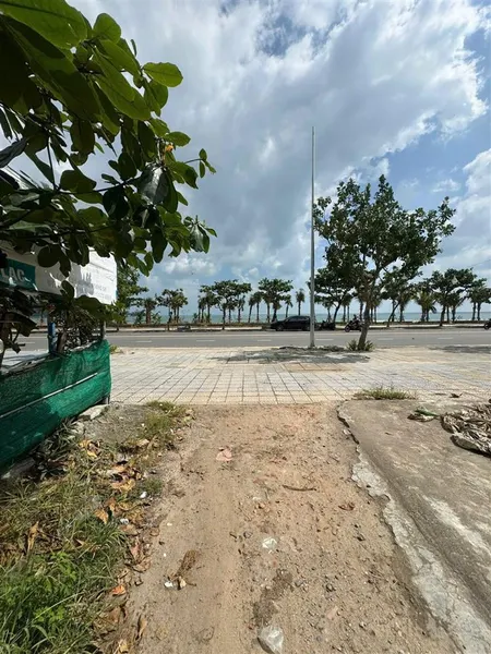 Chào bán lô view biển mỹ khê hiếm đẹp ngay bán đảo sơn trà từ nhà nhìn ra thấy biển rất đẹp.