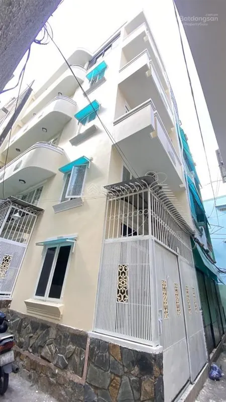 Vị trí sầm uất lô góc ngang 11m 4 tầng btct cách mt đường 5m