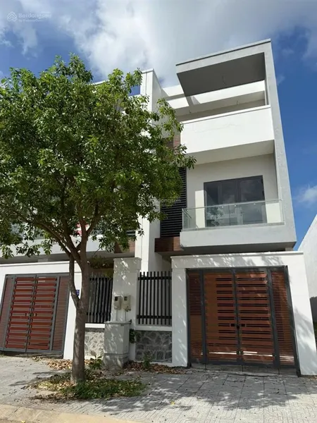Cần bán gấp nhà phố bà rịa, bà rịa city gate, mặt tiền ql51, 100m2 giá 4.2 tỷ đã có sổ, 0775 707 ***