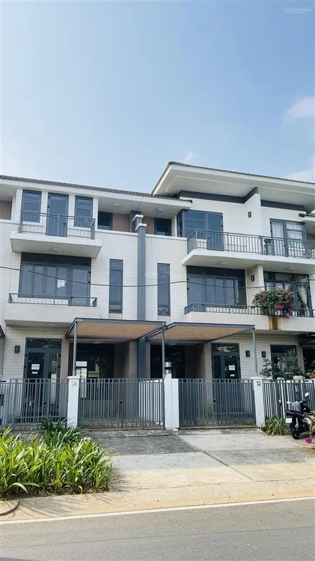 Bán nhà phố ven sông lavila nhà bè 5,5*17,6m giá 12,3 tỷ sổ hồng cầm tay
