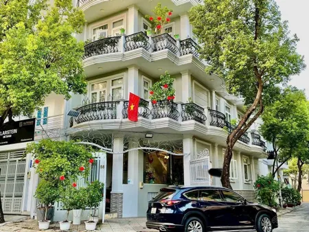 Bán nhà mặt tiền căn góc tân quy đông gần lotte q7 hầm 4 lầu giá mềm call 0909 227 ***