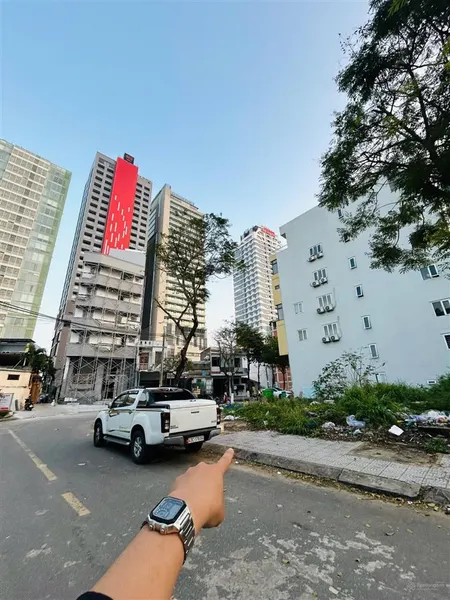 Góc 2 mt sơn trà đường 7,5m diện tích 200m2 ngang 12,8m. cách biển mỹ khê vài chục mét.