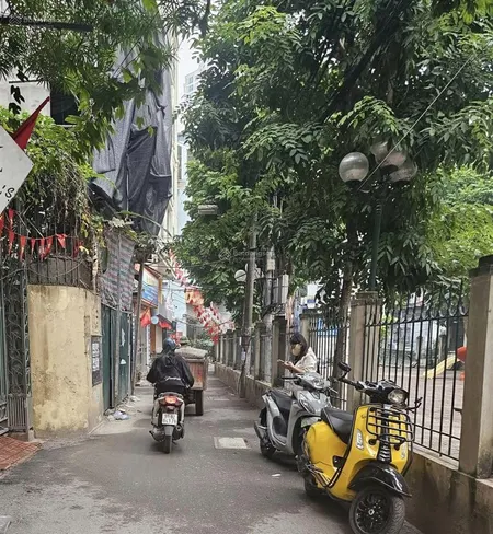 Ngã tư sở láng quan nhân. diện tích 180m2 nở hậu. ô tô vào nhà. 2 thoáng. giá hơn 200tr/m2
