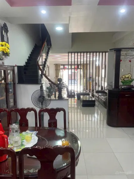 Cần bán căn nhà trục đường chính kdc sadeco phước kiển a. giá 15,5 tỷ. sổ hồng riêng.