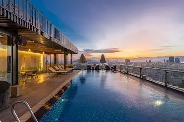 Khách sạn 4 sao mặt đường lớn gần biển view biển bể bơi vô cực 23 tầng quận sơn trà