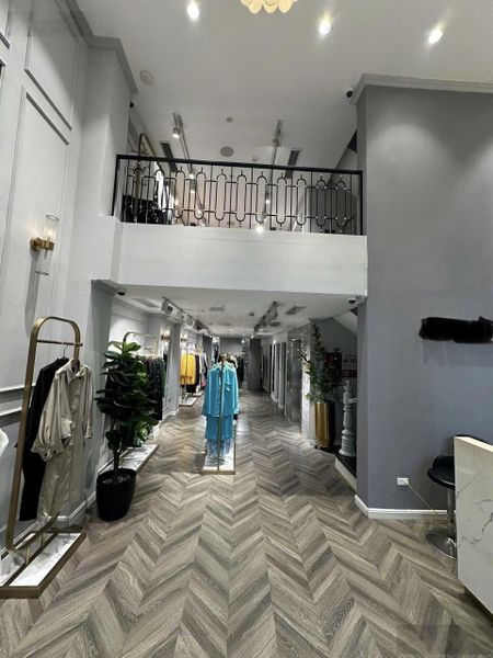 Cho thuê nhà mặt phố Quán Thánh, DT 80m2x1,5 tầng, MT 6m, giá 35tr, LH 0968896456
