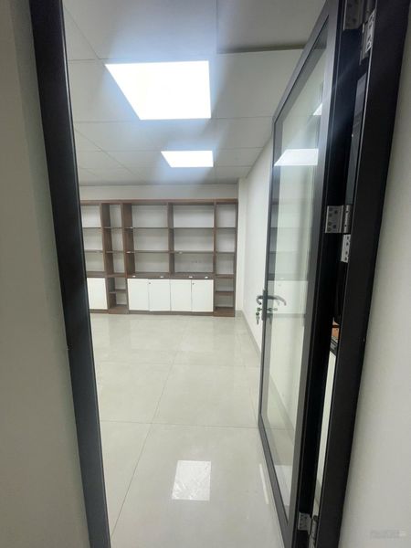 Cho thuê mặt bằng tầng 2 Võ Chí Công, Tây Hồ. Diện tích: 80m, chia sẵn 2 phòng riêng