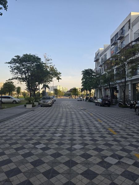 Chính chủ cho thuê sảnh vp phố Liễu Giai. DT55m2 cho thuê tầng 5 và 6. Thang máy. Pccc...đầy đủ.
