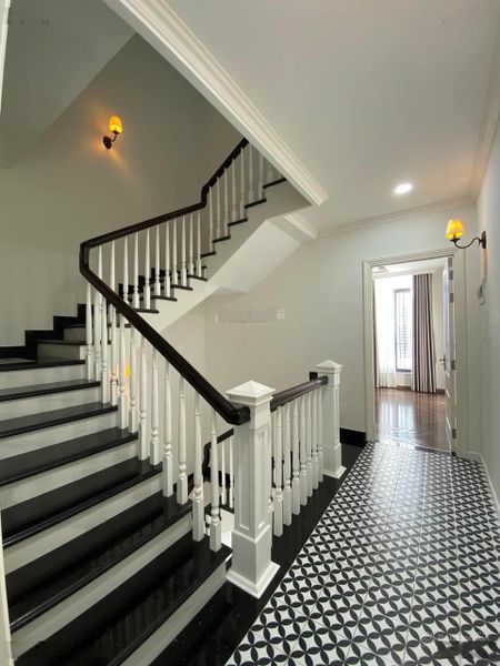 Cho thuê nhà 100m2, 3 tầng, 3 phòng ngủ 4 vệ sinh 6 triệu/tháng. Cách chợ 300m chính chủ 0906443659