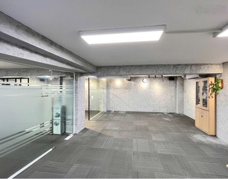 Văn phòng full nội thất Huỳnh Văn Bánh 90m2 vào làm việc được ngay có sân đậu xe ô tô