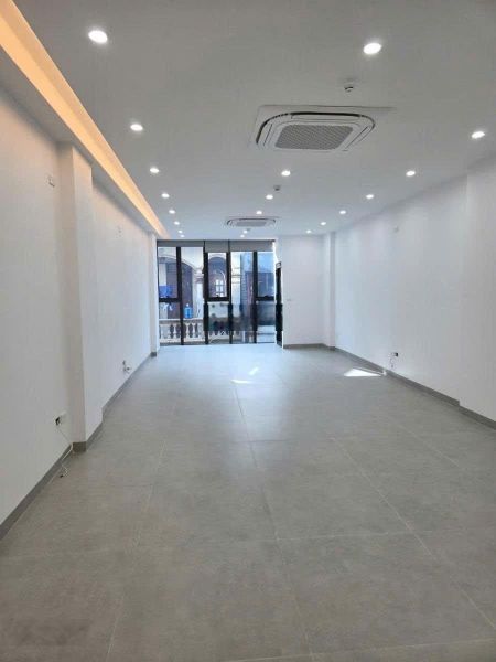 Cực đẹp! Cho thuê sàn văn phòng phố Liễu Giai. 60m2. MT 8m. 2 thoáng. Sàn thông. Thang máy. Xây mới