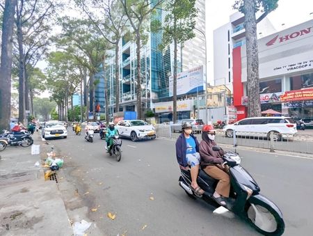 Cho thuê nhà mặt tiền 428 Nguyễn Thị Minh Khai, Quận 1. DT: 15x35m. Trệt lầu. DTSD: 535m2