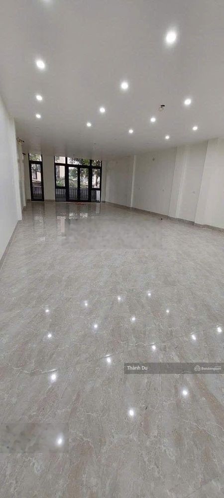 Cho thuê mặt bằng văn phòng, lớp học, gần trường, chung cư Gia Thụy 162m2 thông sàn giá 14 tr