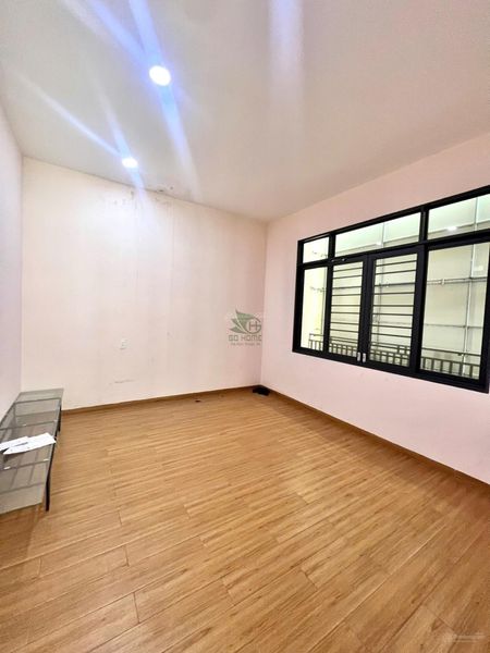 Cho thuê nhà kinh doanh 3 tầng siêu rộng mặt đường lê hồng phong