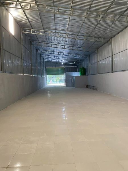 Cho thuê nhà kho 120m2 phường Lĩnh Nam, sàn đá hoa, mái cao 5m, ngõ xe tải 2 tấn, giá 10.5 triệu/th