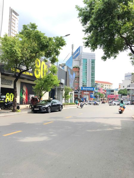 Góc 2MT 30 Nguyễn Văn Trỗi, P. 17, Phú Nhuận. DT: 25x40m. Trệt lửng. DTSD: 1.400m2