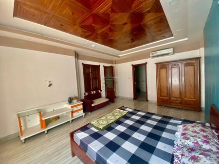 Cho thuê nhà kinh doanh 10 phòng ngủ ngang 10m 600m2 trung tâm thành phố