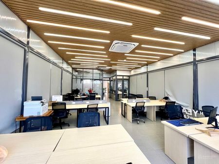 Văn phòng đường Hồng Lạc, Tân Bình, DT 200m2 có ban công thoải mái giá chỉ 34tr/ tháng