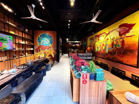 Cho thuê nhà 3 tầng mặt tiền đống , ngang 10m , dtsd 1000m2 , bãi đậu xe 100 chiếc , gọi văn phú