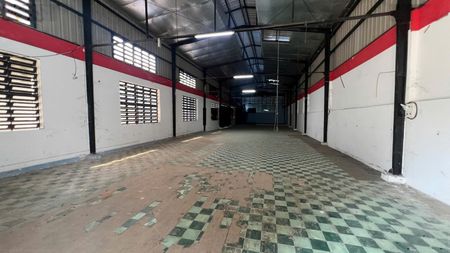 Cho thiê kho xưởng đường container giáp tên lửa 700m2 nền gạch men có văn phòng