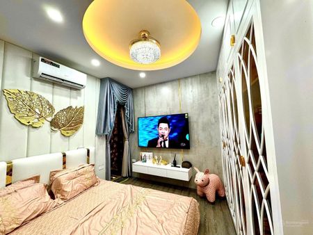 Cho thuê nhà mặt ngõ kinh doanh cách phố hơn 30 m. Ngõ thông ba gác xe máy. Vừa ở vừ vừa kinh doanh