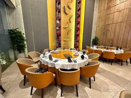 Cho thuê nhà mặt tiền đường Trần Hưng Đạo, Quận 1. DT: 30x40m. Trệt lầu. DTSD: 2.400m2