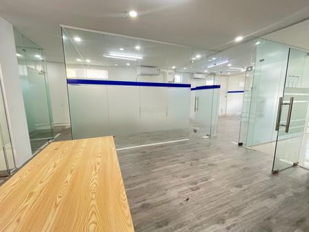Chính chủ cho thuê văn phòng đẹp 110m2 đã ngăn sẵn các phòng ở Hòa Hưng quận 10