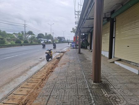 Cho thuê nhà mặt tiền DT47, Dương Tơ, PQ. Gần cổng chào 30/4 mặt tiền 11m 2PN 2WC 12tr/tháng