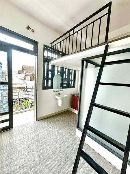 Phòng có ban công, cửa sổ ngay Tôn Đản, giữ phòng đến Tết Ta, gần Tôn Thất Thuyết, Nguyễn Tất Thành