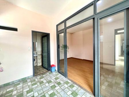 Cho thuê nhà kinh doanh 3 tầng siêu rộng mặt đường lê hồng phong