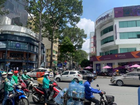 Cần cho thuê gấp mặt bằng ngang 16m góc Nguyễn Thị Minh Khai - Cao Thắng Quận 1 giá 138 triệu/th