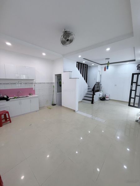 Cho thuê NC. 358/2/36 CMT8Q3. Ngang 5m dài 8m5. Giá 12.500tr. A Bảo chính chủ. 0908734373