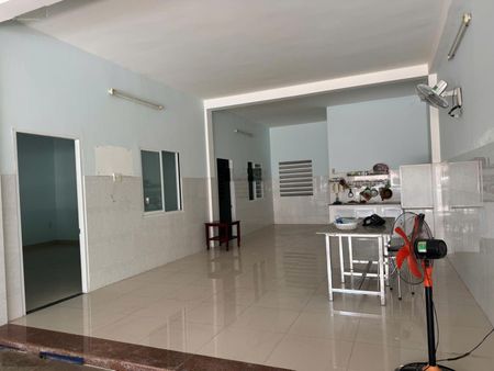Cho thuê văn phòng mặt tiền Hoàng Cầm khu Á Châu Vũng Tàu, giá 20 triệu/ tháng. Lh e Yến 0792366350