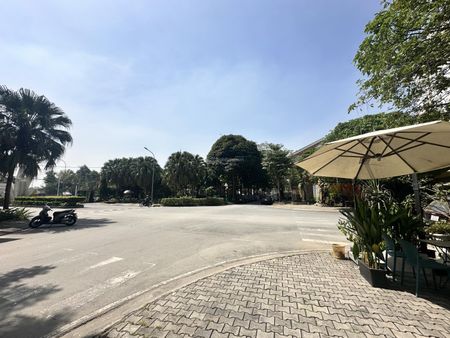 Cho thuê vp nguyên căn 300m2 sàn ngay phạm văn đồng