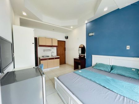 Phòng cửa sổ rộng rất thoáng mát nhà mặt tiền đường lớn tại Trần Minh Quyền gần Vạn Hạnh Mall