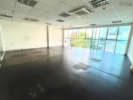 Cho Thuê Văn Phòng sàn 65m2 view kính sang trọng tại trung tâm đường Nguyễn Phi Khanh - Quận 1
