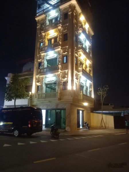 Cho thuê nguyên căn nhà 6 tầng thang máy, mặt tiền hơn 14m, lô góc tại 79 phố Vo Trung, Long Biên