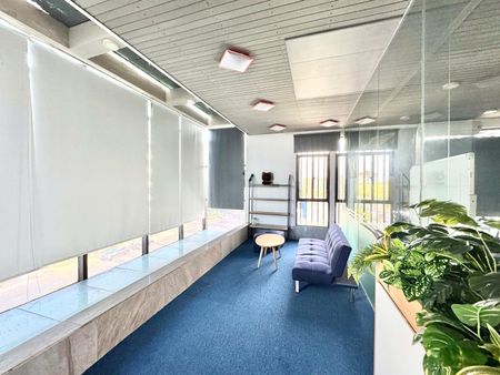 Cho thuê văn phòng 300 m² đã setup sẵn nội thất cho 60 nhân sự vào làm ngay, giá chỉ 260.000đ/m2
